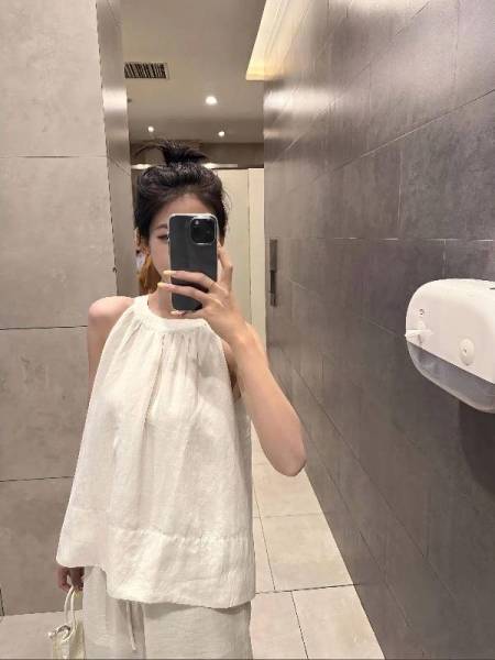 把夏天穿在身上的挂脖小衫