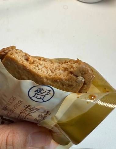 又发现一个好吃的小零食，捞汁豆腐！