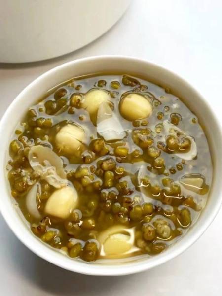 一碗夏天清热解暑养脾胃的绿豆粥