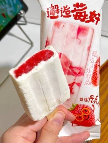 可恶！被伊利牧场邂逅莓好冰淇淋给惊艳到了