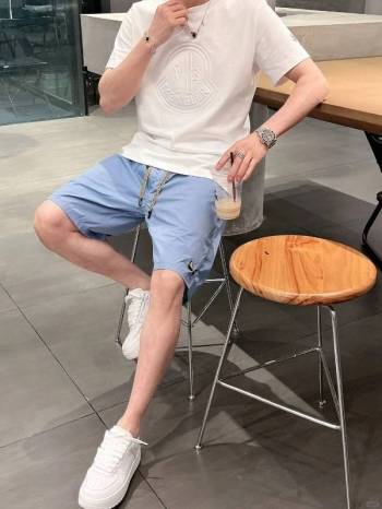 夏天是蒙口短袖 T恤的主场，简单舒适质感拉满