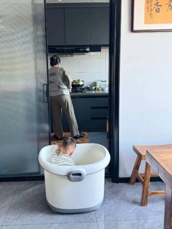 没想到我不在家，婆婆就用洗澡桶带娃的…