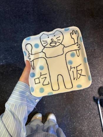 我也有一个吃饭的小猫盘子啦～