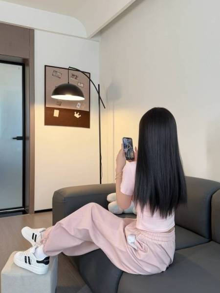 被问爆！ 这双小白鞋+粉裤子绝绝子穿搭