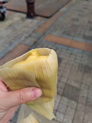 10元4个的玉米粑，还让老板送了我一个