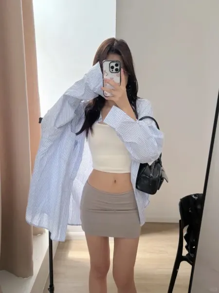 浅蓝条纹衬衫新搭法，解锁松弛性感秘籍