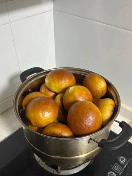 晚上不睡觉起来烤了一锅面包