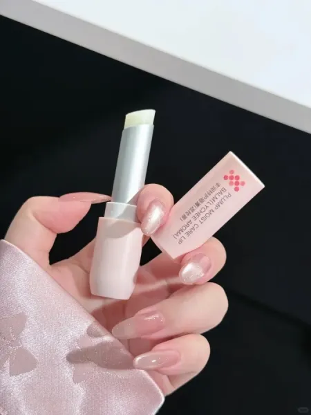 一罐唇膏是干唇的一条生命