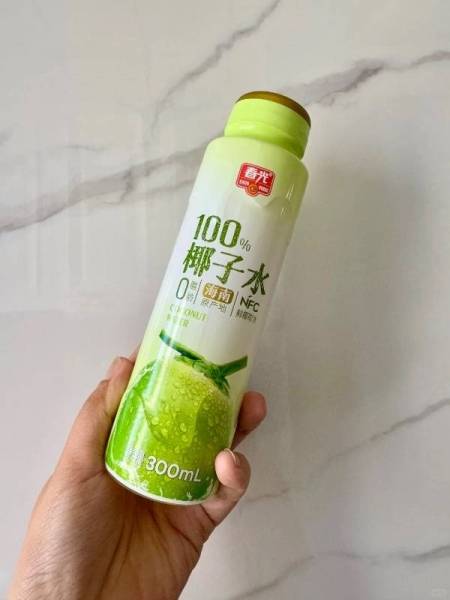 朋友家喝了一次的椰子水，回来直接囤了一冰箱！