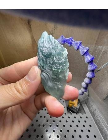 这翡翠，冰透的质感加上龙牌的霸气，简直绝了！