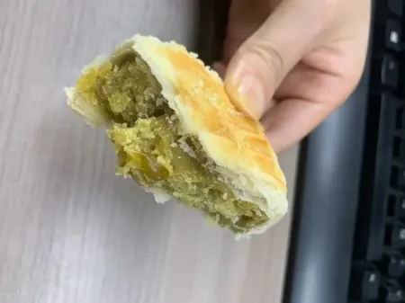 豆沙月饼买来试试哏啾啾啊